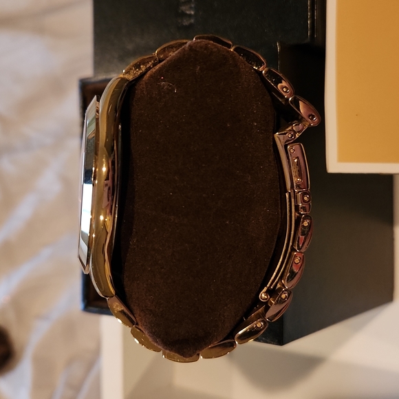 MICHAEL KORS WOMANS GOLD TONE WATCH # 3264- PINK. Box & tags. - Picture 3 of 9